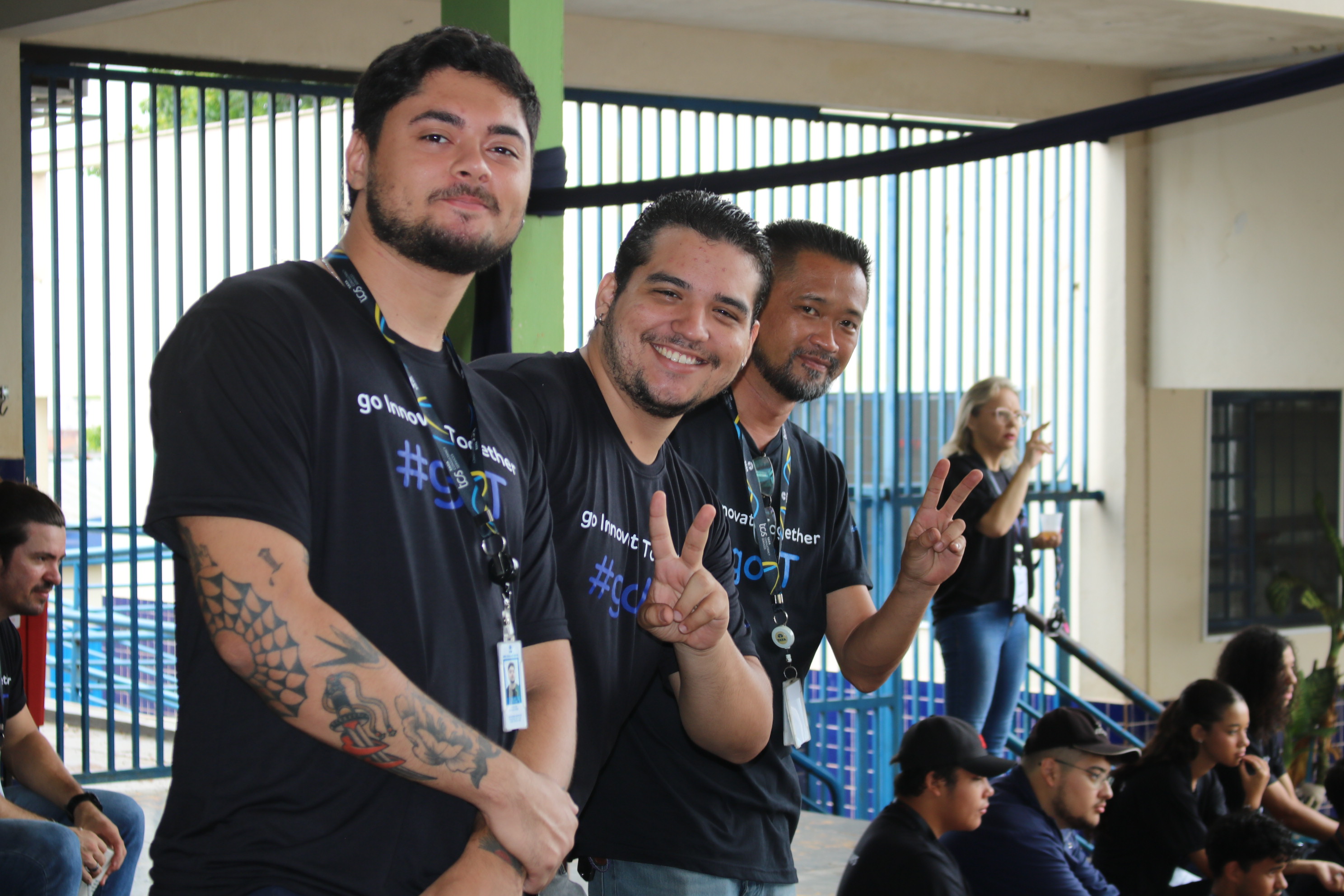 Estudantes participando do hackaton GoIT