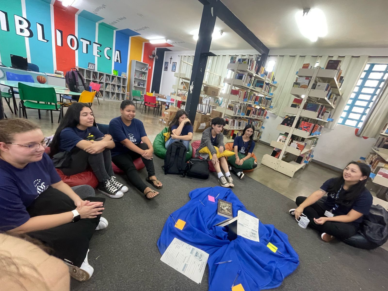 Estudantes participando do clube do livro na biblioteca