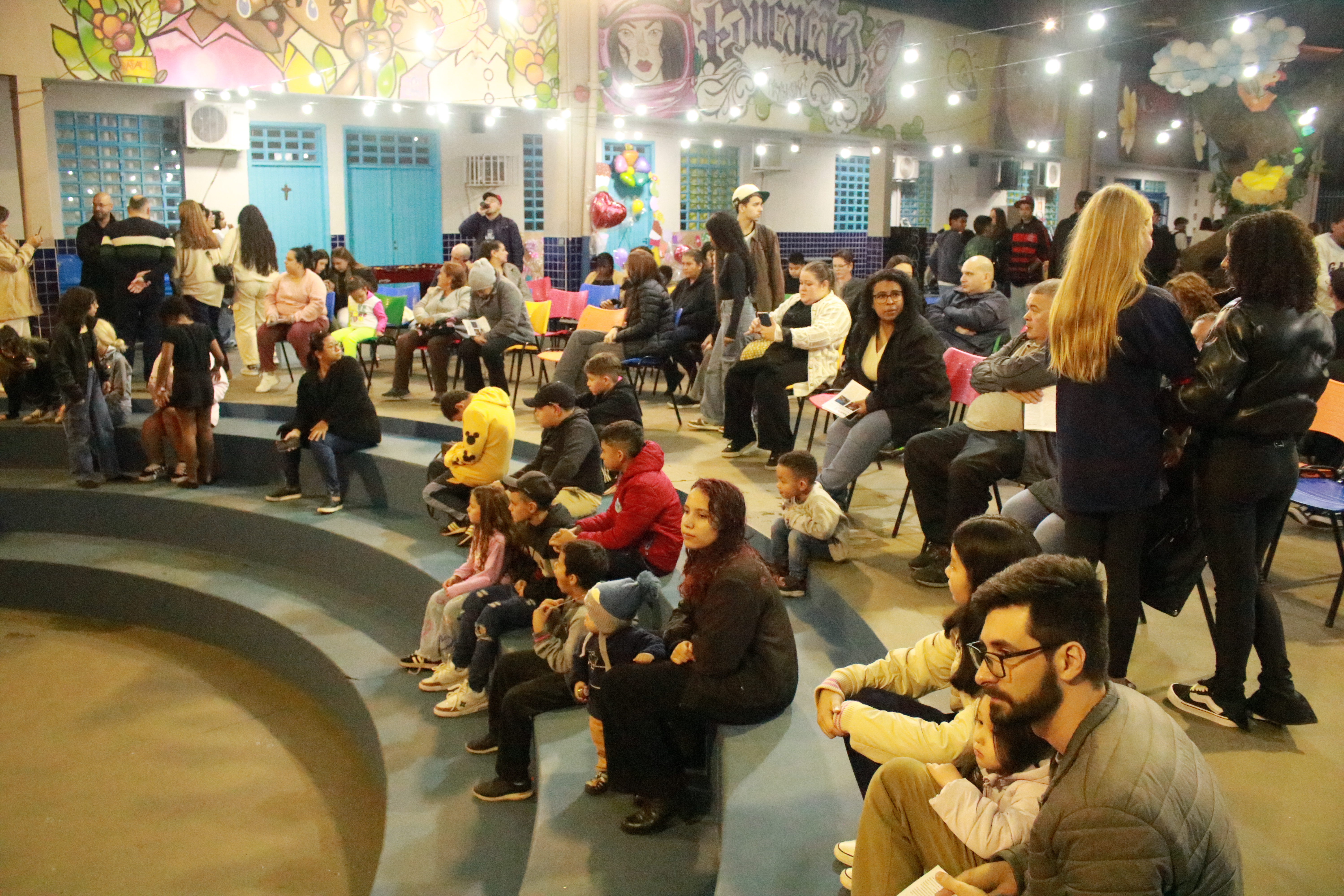 Sarau Literário com apresentação de Chapeuzinho Vermelho Moderna