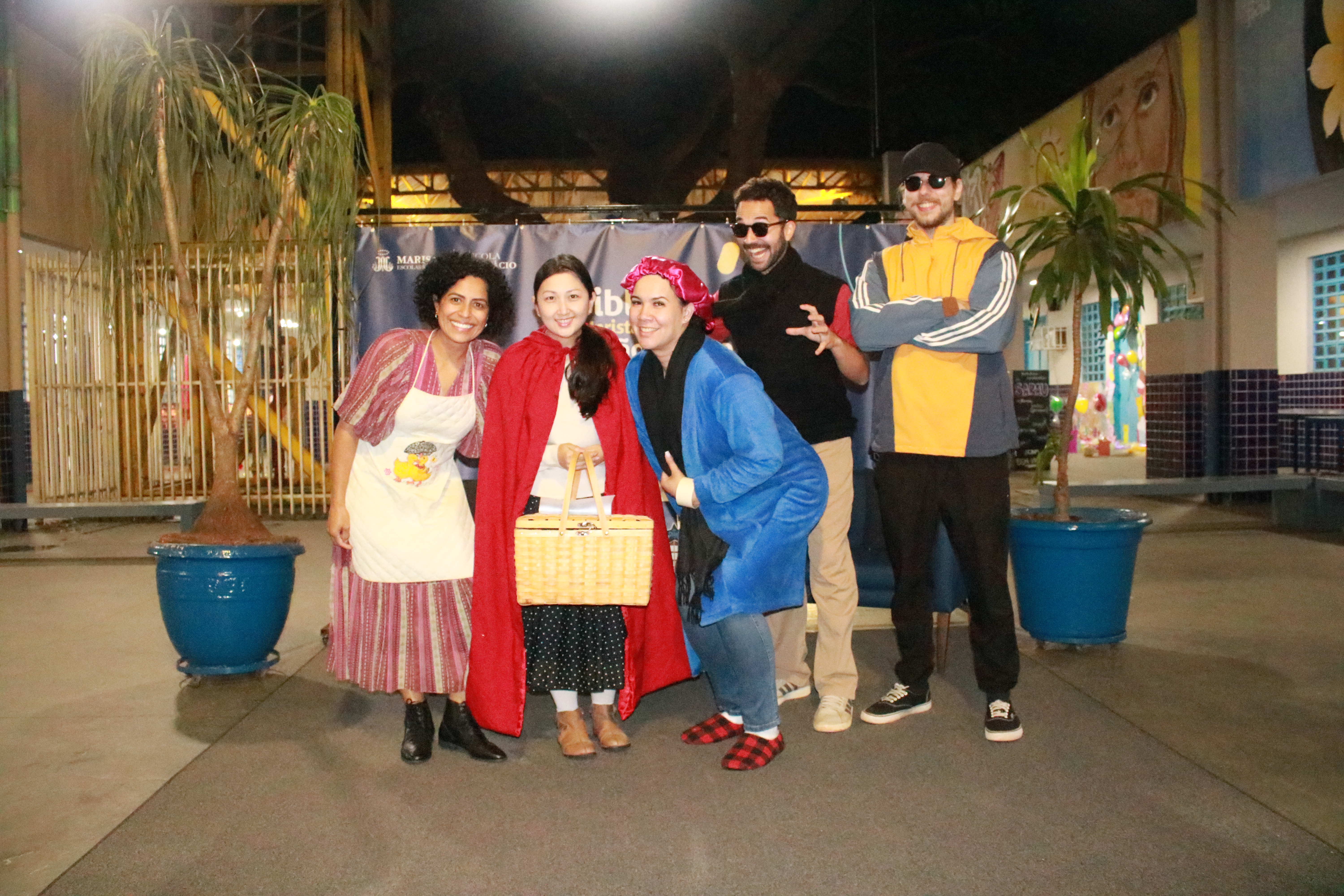 Apresentação do Sarau Literário com estudantes no palco